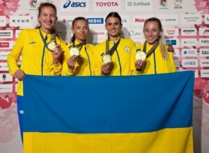 Катерина Потапенко (Темненко) (крайня ліворуч)