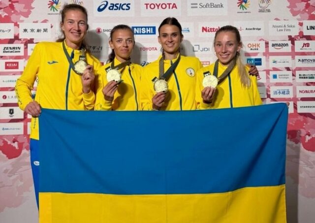 Катерина Потапенко (Темненко) (крайня ліворуч)