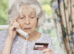 Представлялася працівницею фінвідділу