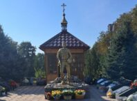 Свічку запалила дочка героя