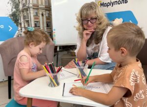 Маріупольська МВА забезпечує першокласників рюкзаками та шкільним приладдям